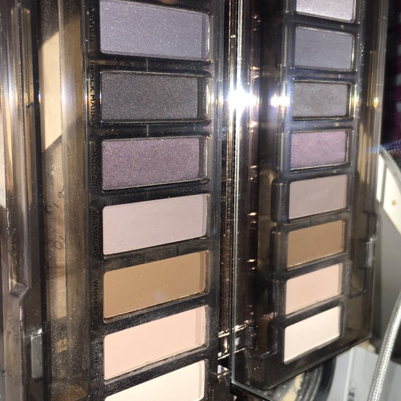 Urban Decay Naked Smokey - Picture 2 of 3